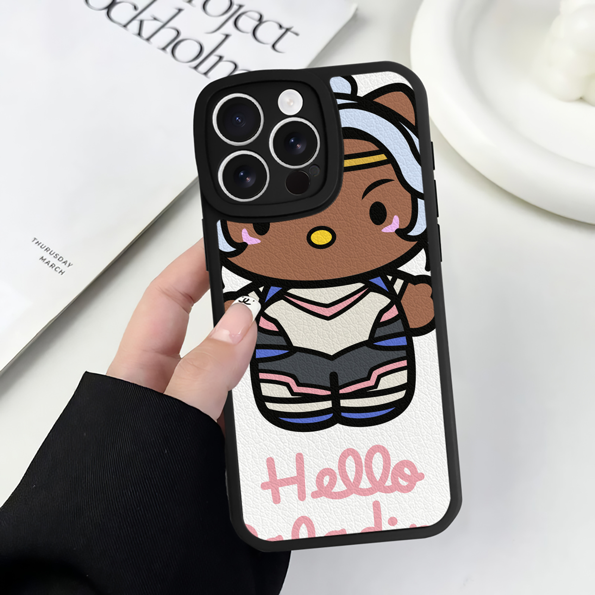 （画像用） Hello Kitty ハローキティ 【iPhone 16シリーズ対応】シリコンスマホケース（レザー調） 材質：シリコン
